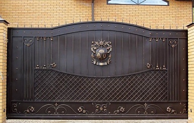 Откатные ворота с зашивкой листовым металлом и элементами ковки 3000х2000 мм