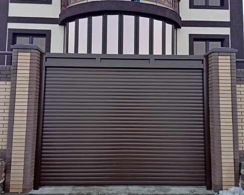 Роллетные ворота Алютех серии Prestige со сплошным алюминиевым профилем роликовой прокатки AG/77 с доставкой в Туапсе 
